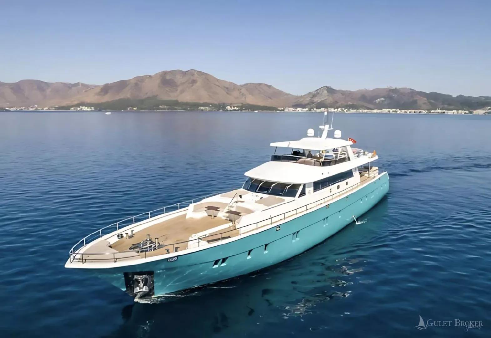 Yacht Deep Water